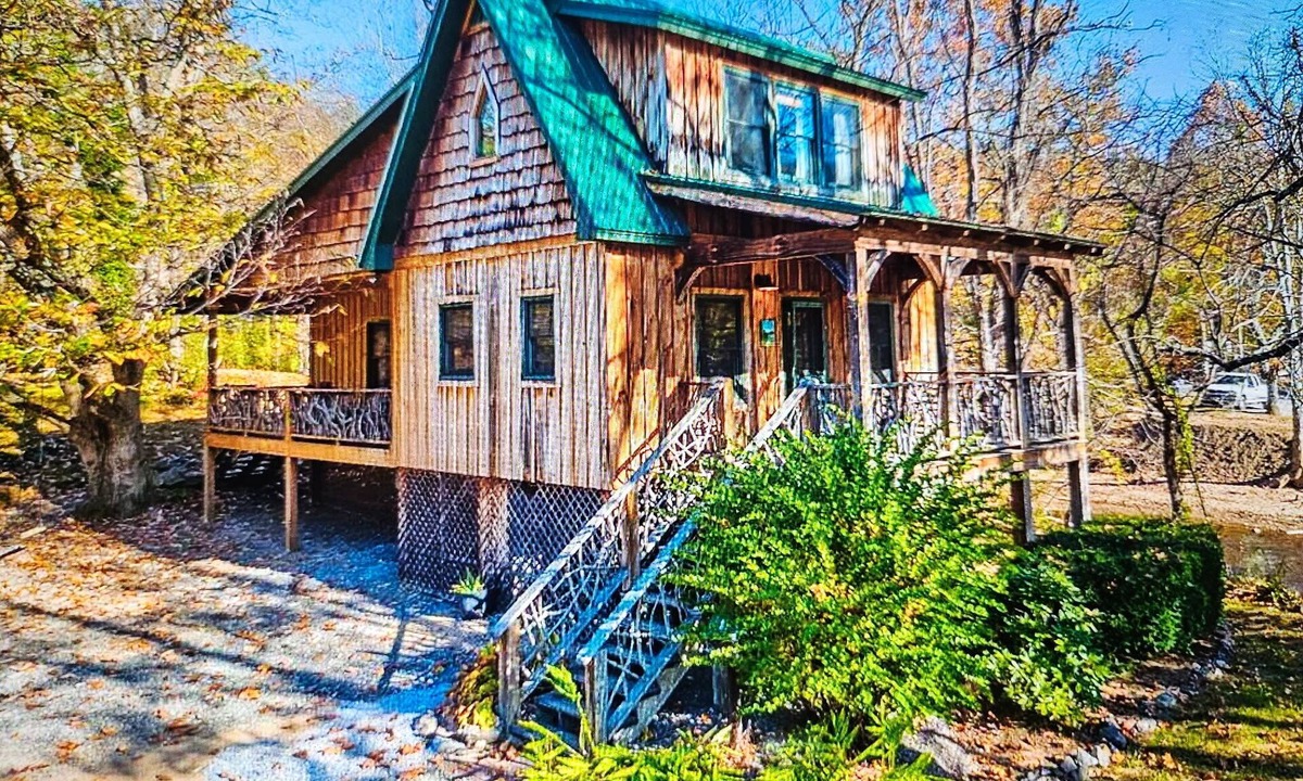 Dillsboro Cabin | River Cabin - Escape to Your Romantic yet Adventurous Smokey Mountain Getaway!