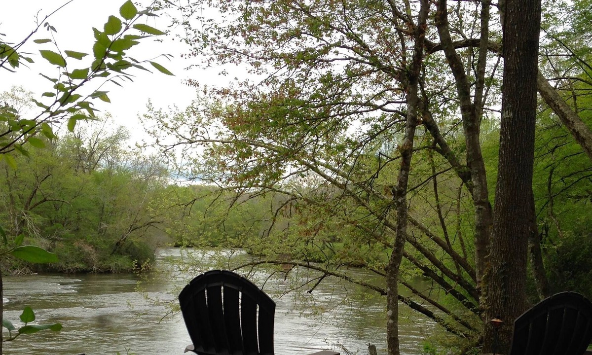 Cornelia House | River Front, Hot Tub, Fish & Kayak (seasonal) Nearby Wineries, Hikes & Helen