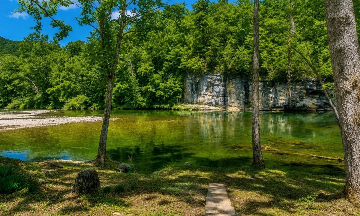 Walland Cabin | River Frontage♥Outdoor Fireplaces♥Hot Tub♥3 King Masters♥Secluded♥Easy Access