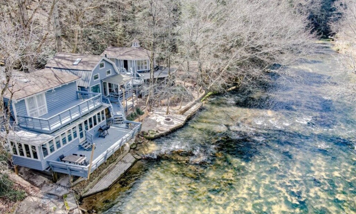 Ellijay Cabin | River Prop · Spacious Rustic River Cabin 5 BR & 3.5 Bath w Hot Tub