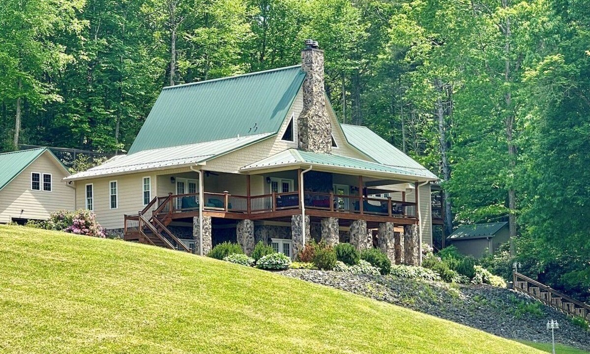 West Jefferson House | River Rocks - Riverfront, Upscale, Hot Tub, Gameroom, 5 Hole Putting Range, WIFI, Firepit