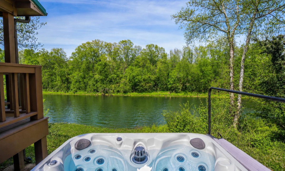 Heber Springs Cabin | Riverfront Little Red Trout Cabin, Hot Tub & Views