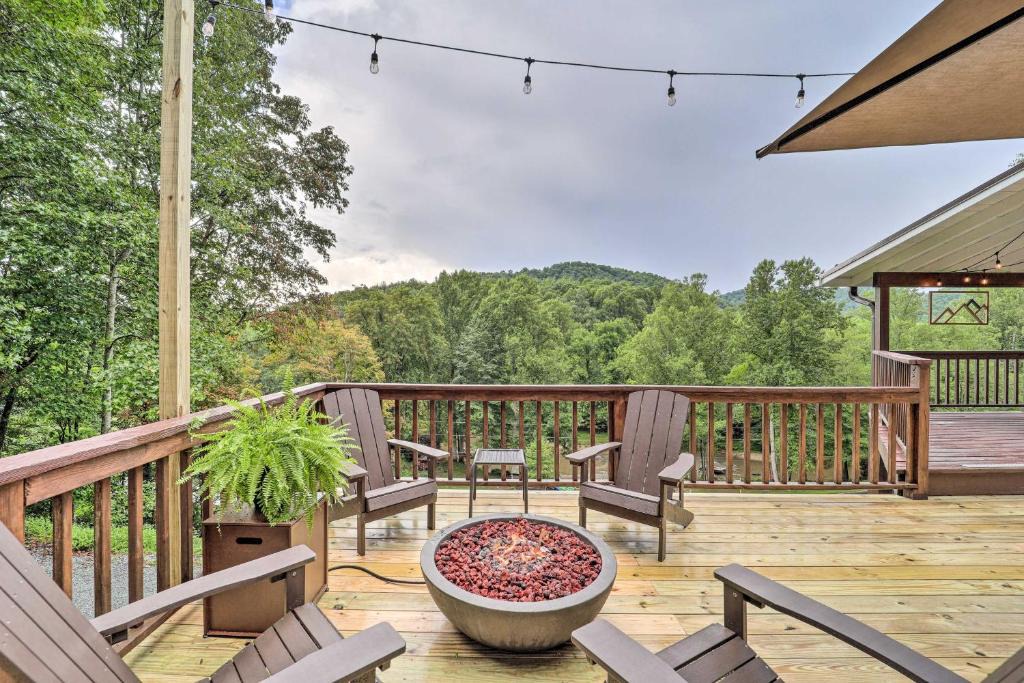 Sugar Grove House | Riverfront Sugar Grove Home: Hot Tub & Views!