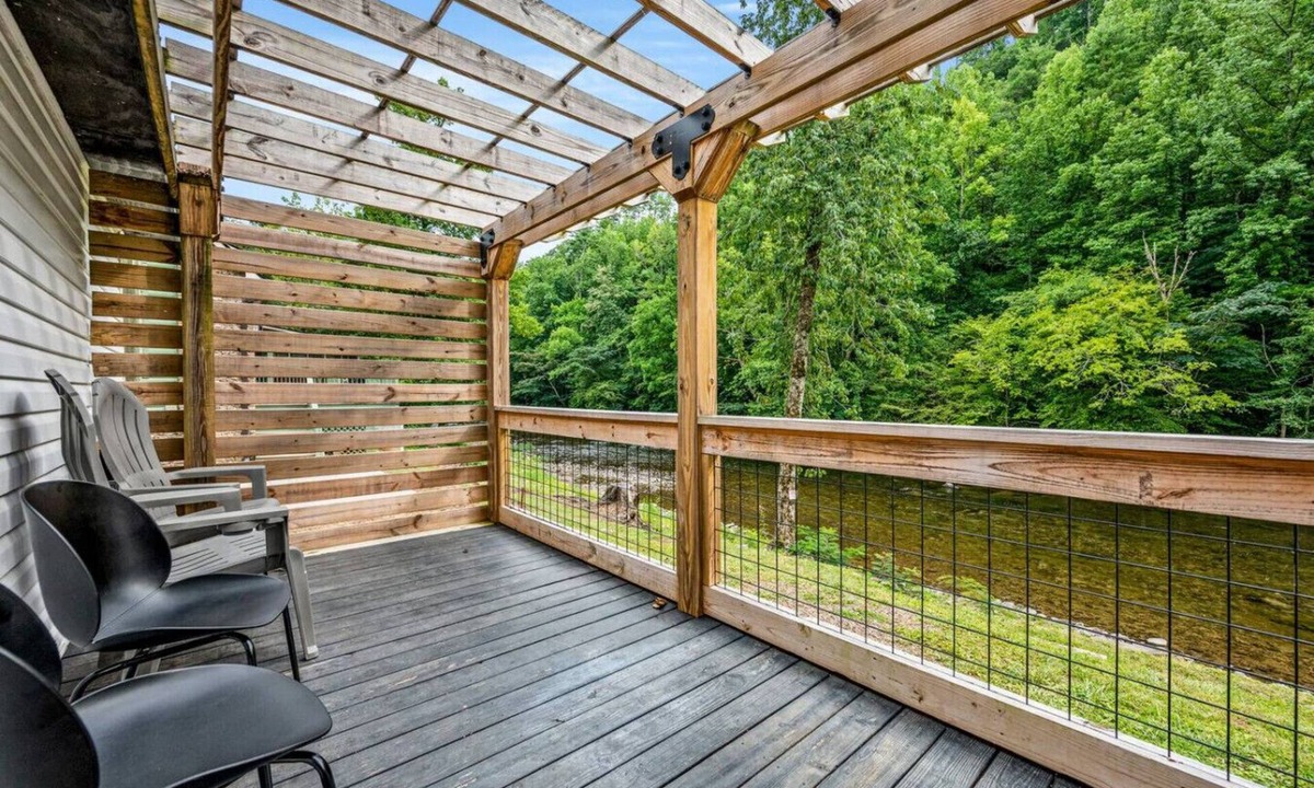 Walland Cottage | Riverfront w/Grill + Fire Pit | Close to GSMNP!