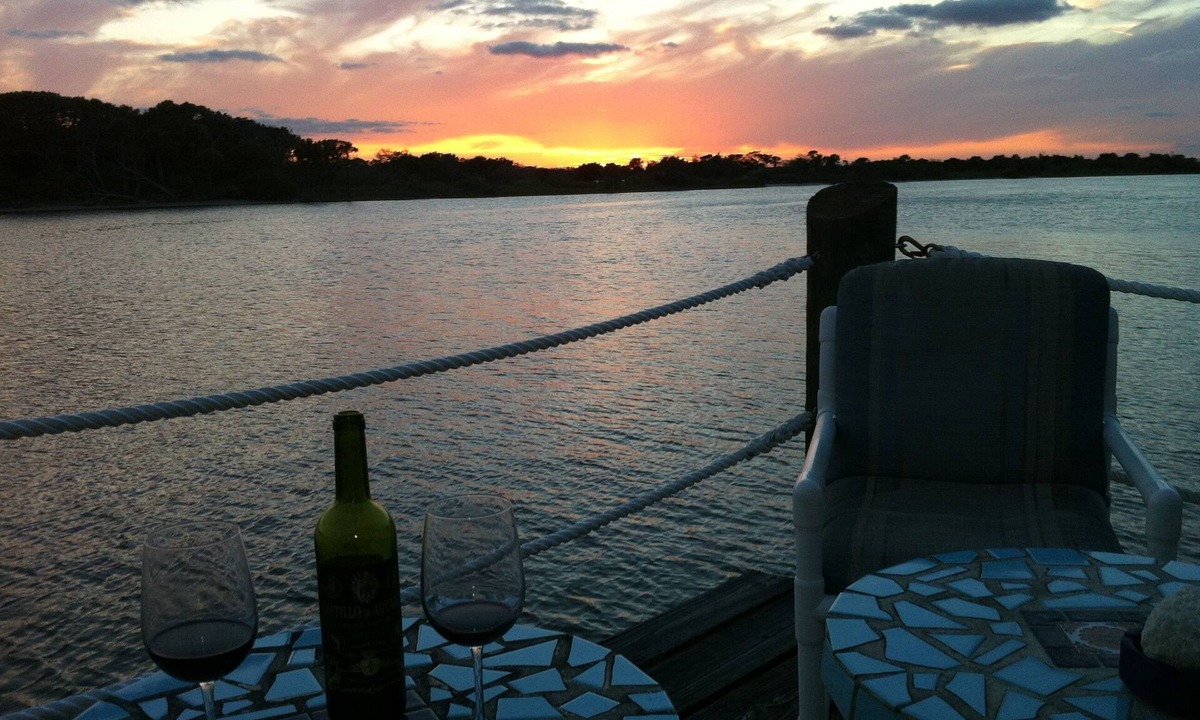 Oakview Heights House | Riverfront with boat dock, sleeps 8, walking distance to beach. 14 NIGHTS FREE !