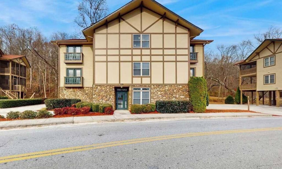 Helen Condo | Riverside Bears Den - Central Location