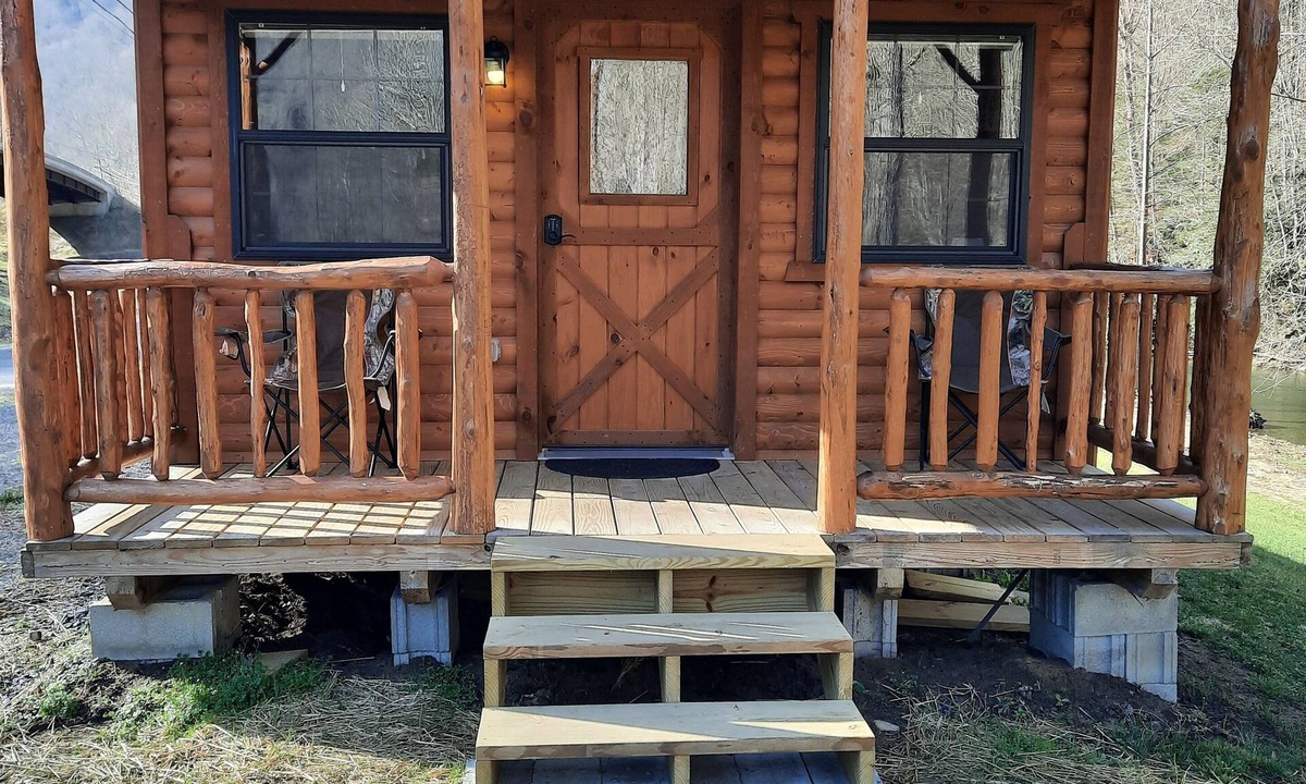 Corinne Cabin | Riverside log cabin in WV- 5 min from Pinnacle Creek Connector