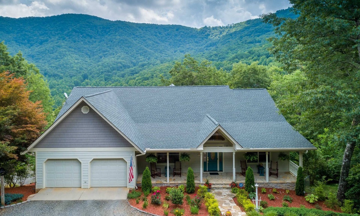 Whittier Cabin | Rockdale Lodge-Hot tub-Mountain View -Fire Pit-Pool Table & Ping Pong Table
