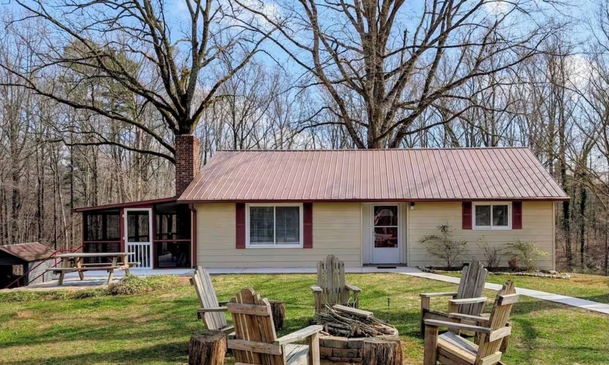 Clarkesville Cottage | Rockford Ranch Retreat w/Stocked Pond Dog Friendly!
