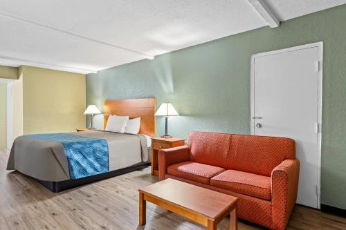 Tucker Hotel | Rodeway Inn Stone Mountain