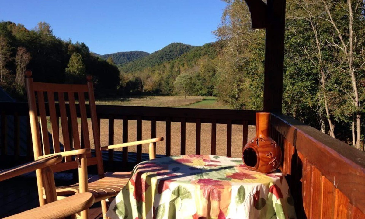 Bostic Cabin | Romantic 5* Luxury Creekside Cabin for 2 * 28 acres * Jacuzzi * Home Made Bread