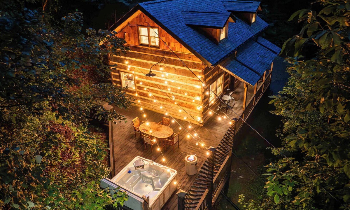 Asheville Cabin | Romantic Asheville Log Cabin w/Hot Tub & Gym