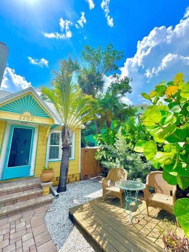 Pass-a-Grille House | Romantic Beach Escape Steps to Sand & Sunset