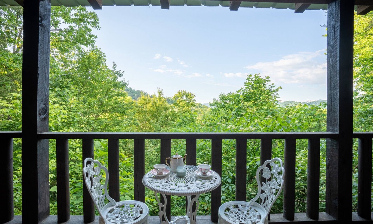 Sevierville Ski Chalet | Romantic + Cozy +Views Smokey Mountain & Hot Tub