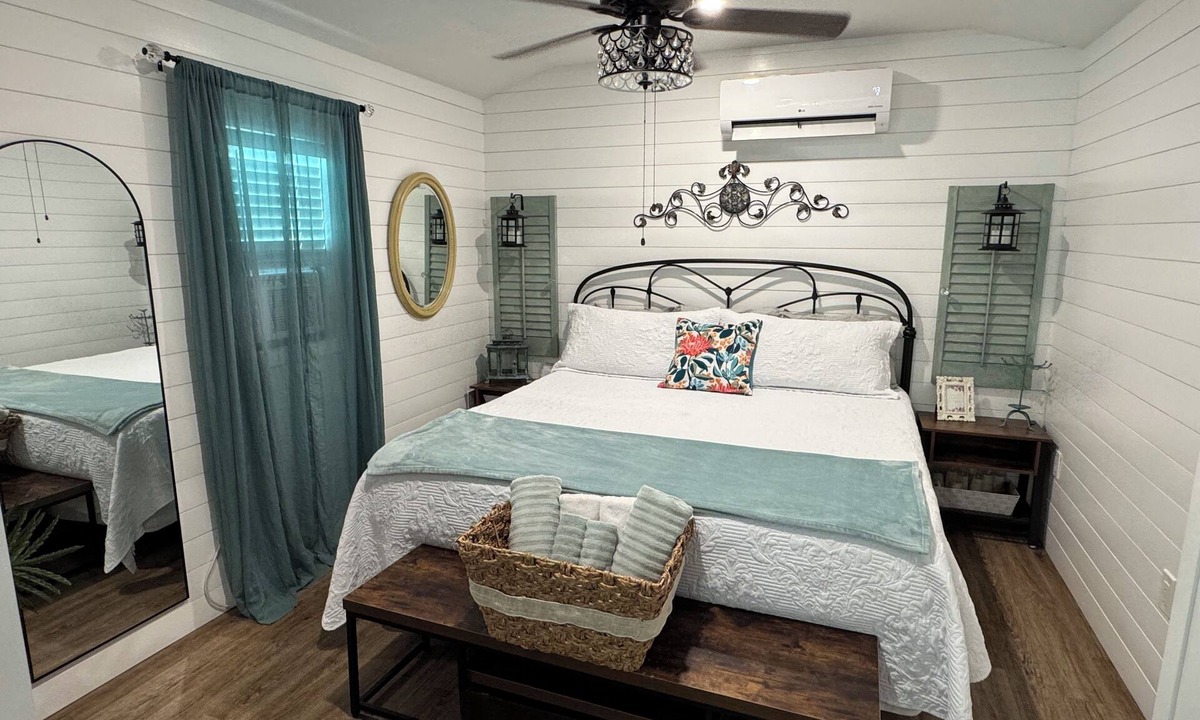 Coleman Cottage | Romantic Escape on Peaceful Mini Farm