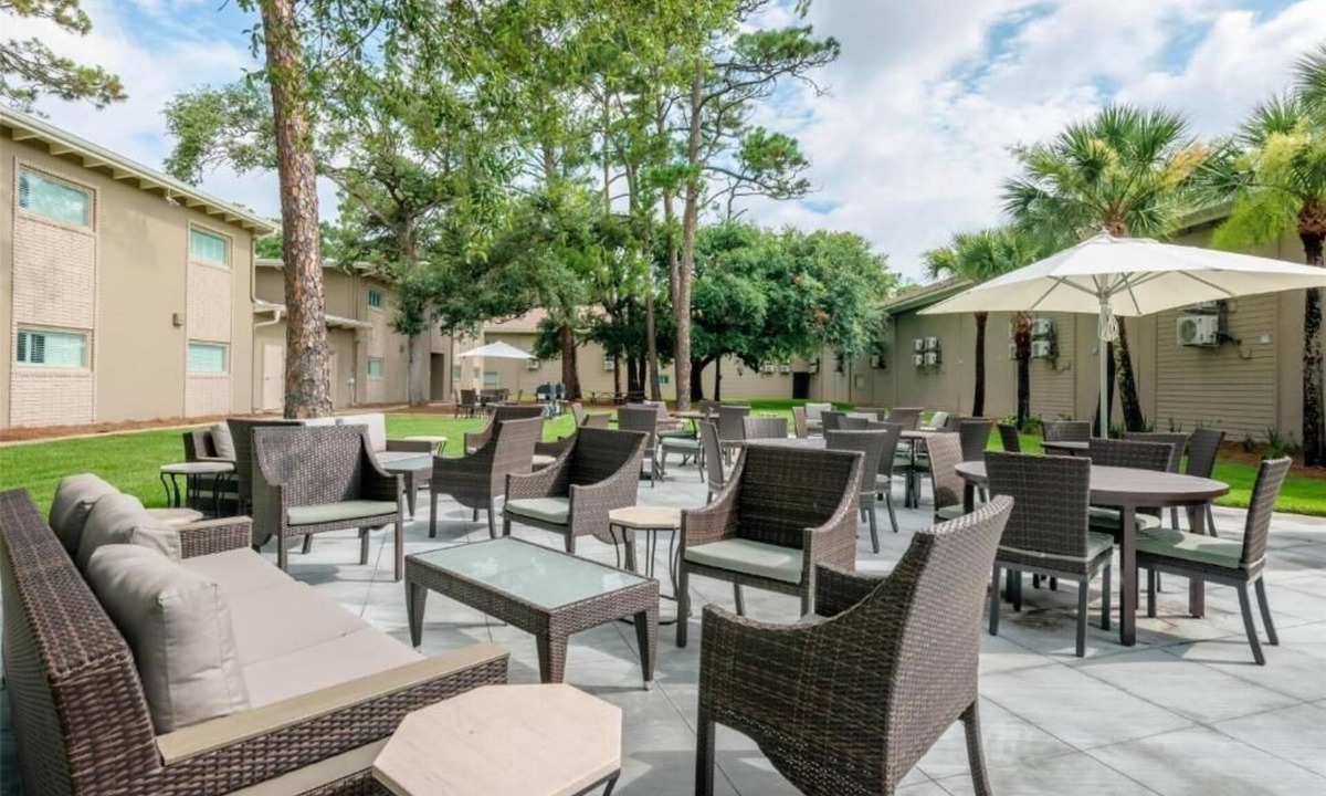 Jekyll Island Hotel | Romantic Island Stay | Free Parking & Breakfast | Pool Access | Pet Friendly