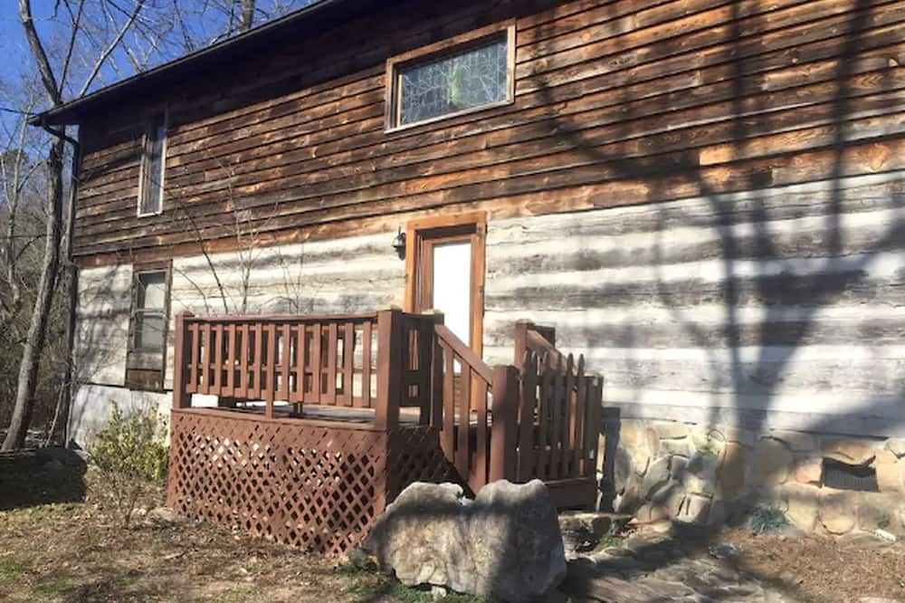 Townsend Cabin | Romantic Suite Rental with Wi-Fi near the Mountains of Tremont, Tennessee