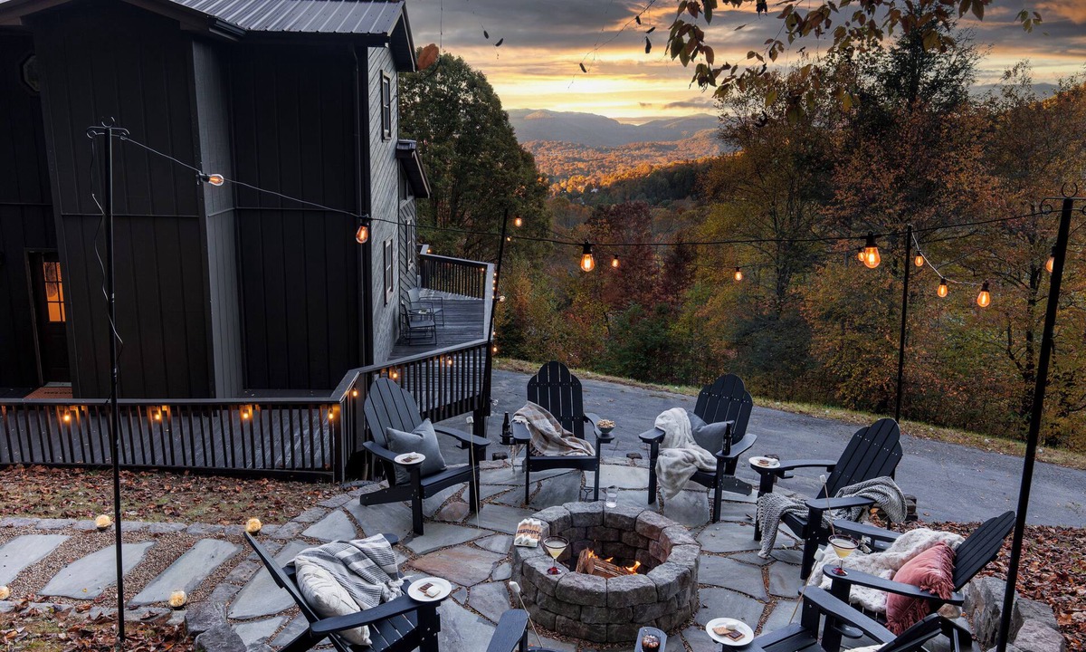 Canton House | Romantic winter getaway with Mountain View's near Asheville Pet friendly+hot tub