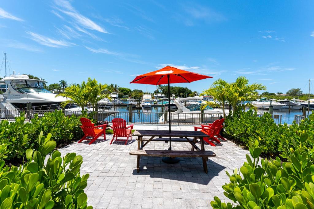 Trailer Estates Apartment | Room 127 - Waterfront, Heated Pool, Huge TV, Tiki Bar & Grill