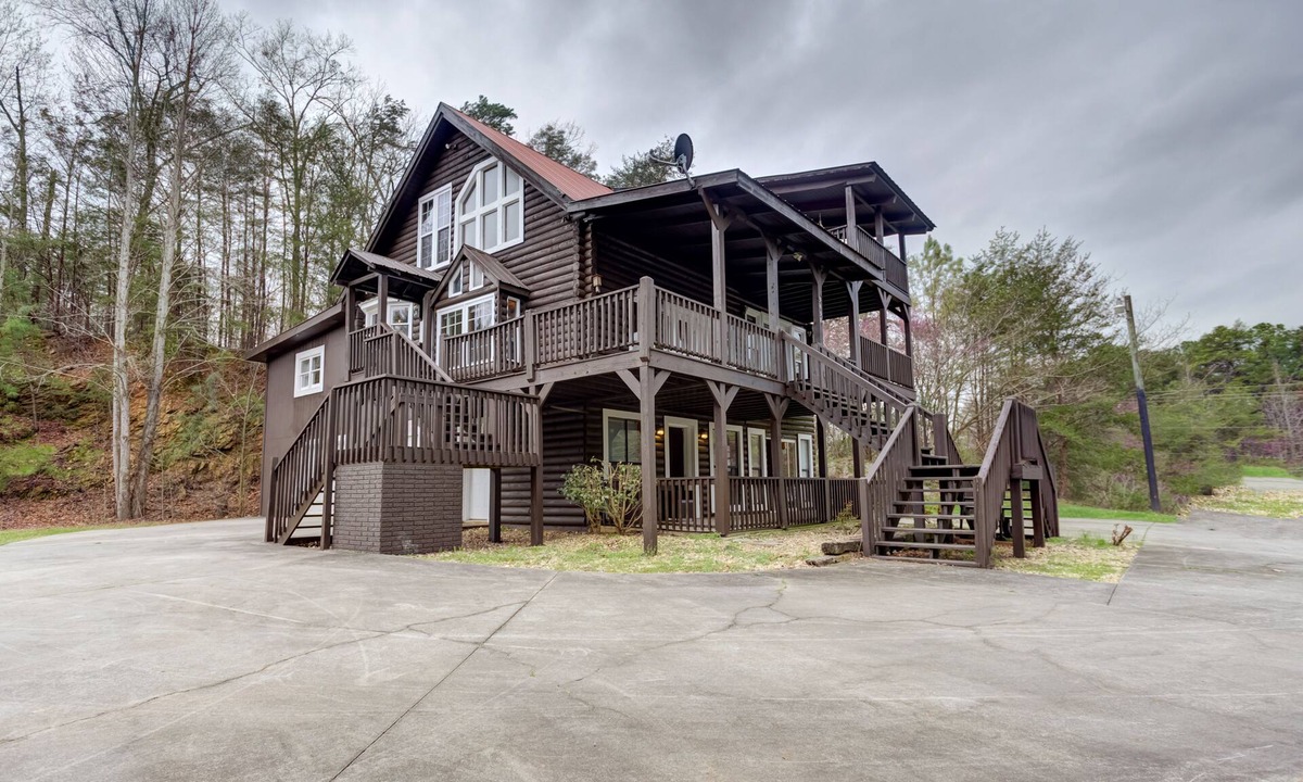 Ranger House | Roomy, three-story mountain home with two full kitchens, game rooms, & AC