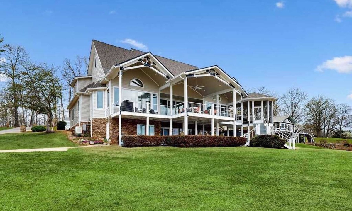 Cedar Cliff House | Roses Casa Del Lago Roses Lakehouse