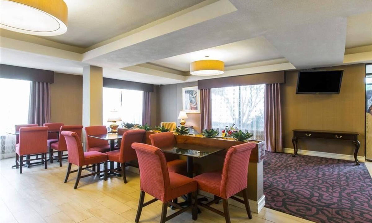 Stockbridge Hotel | Royal Palms INN