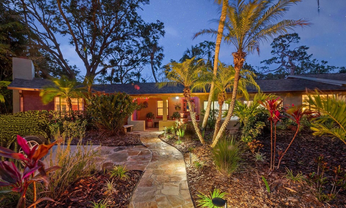 Indian Beach Sapphire Shores Apartment | ROYS PLACE Romantic/Private Near Downtown and Beaches. Private Heated Pool!