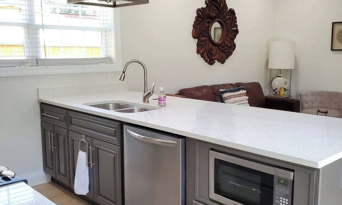 Mount Pleasant Cottage | Ruby's Cottage/Close to Beaches & Downtown