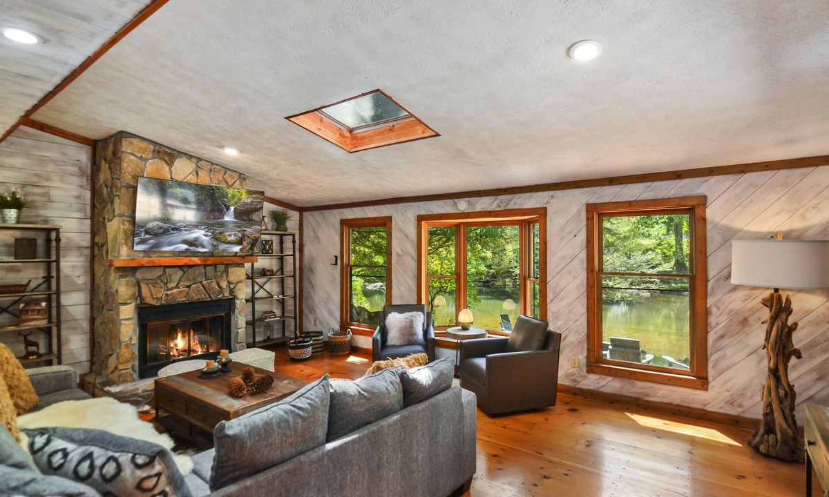 Blue Ridge Cabin | Rushing River Lodge Toccoa Fishing Tubing Trails