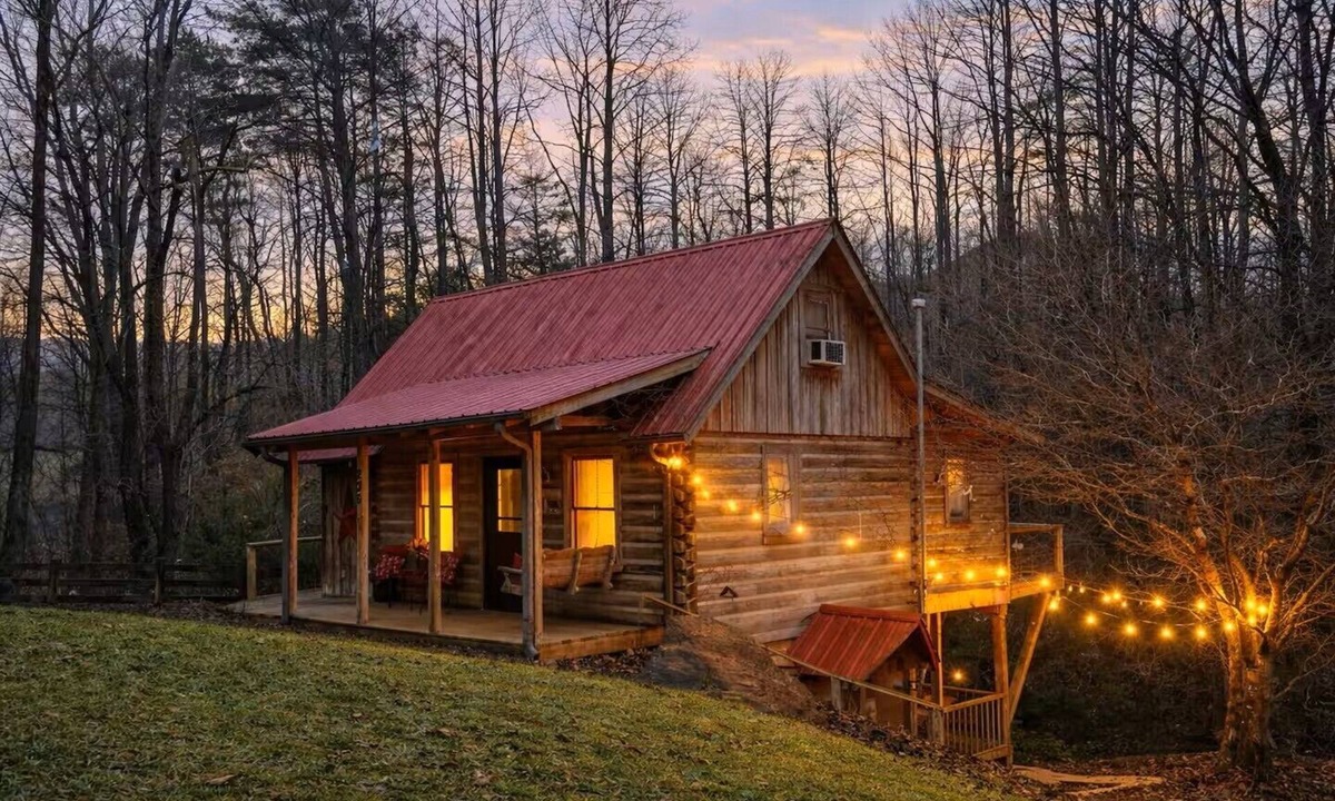 Tiger Cabin | Rustic 2BR + Loft Cabin with Relaxing Firepit - Near Clayton - Burton - Tallulah