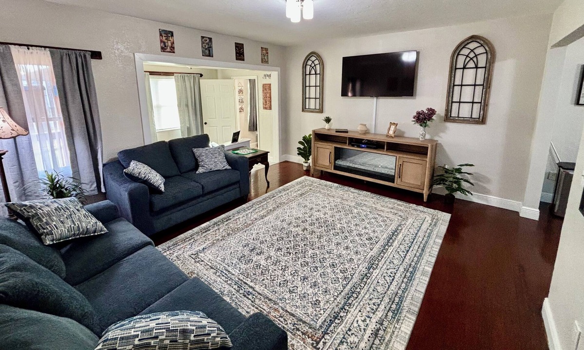 Clewiston House | Rustic 3/2 Retreat with Boat Parking just seconds from Lake Okeechobee & Marina