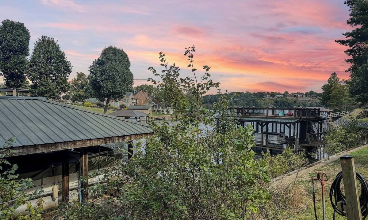 Hickory House | Rustic Lakefront Retreat w/Hot Tub & Pet Friendly