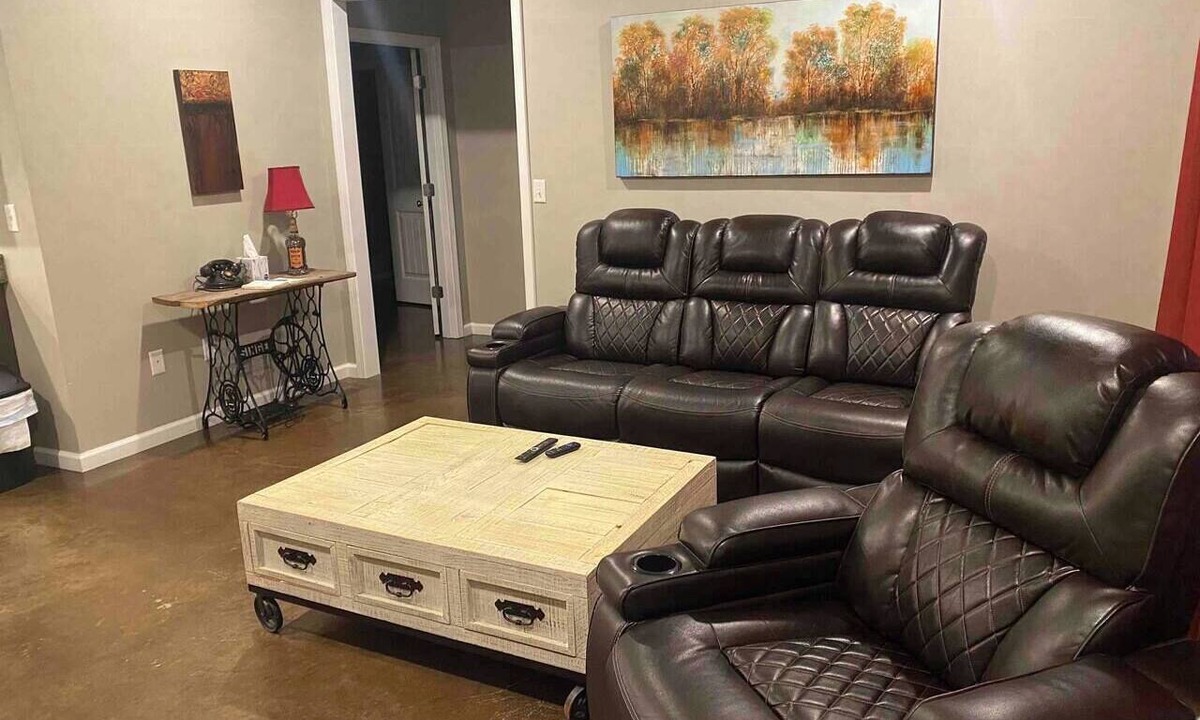 Jonesboro Apartment | Rustic Retreat w/king - close to downtown : C