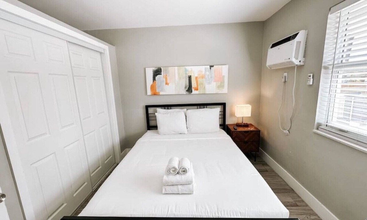 Poinciana Park Apartment | Rustic Retreats: 1BR for 4 guests minutes from Las Olas