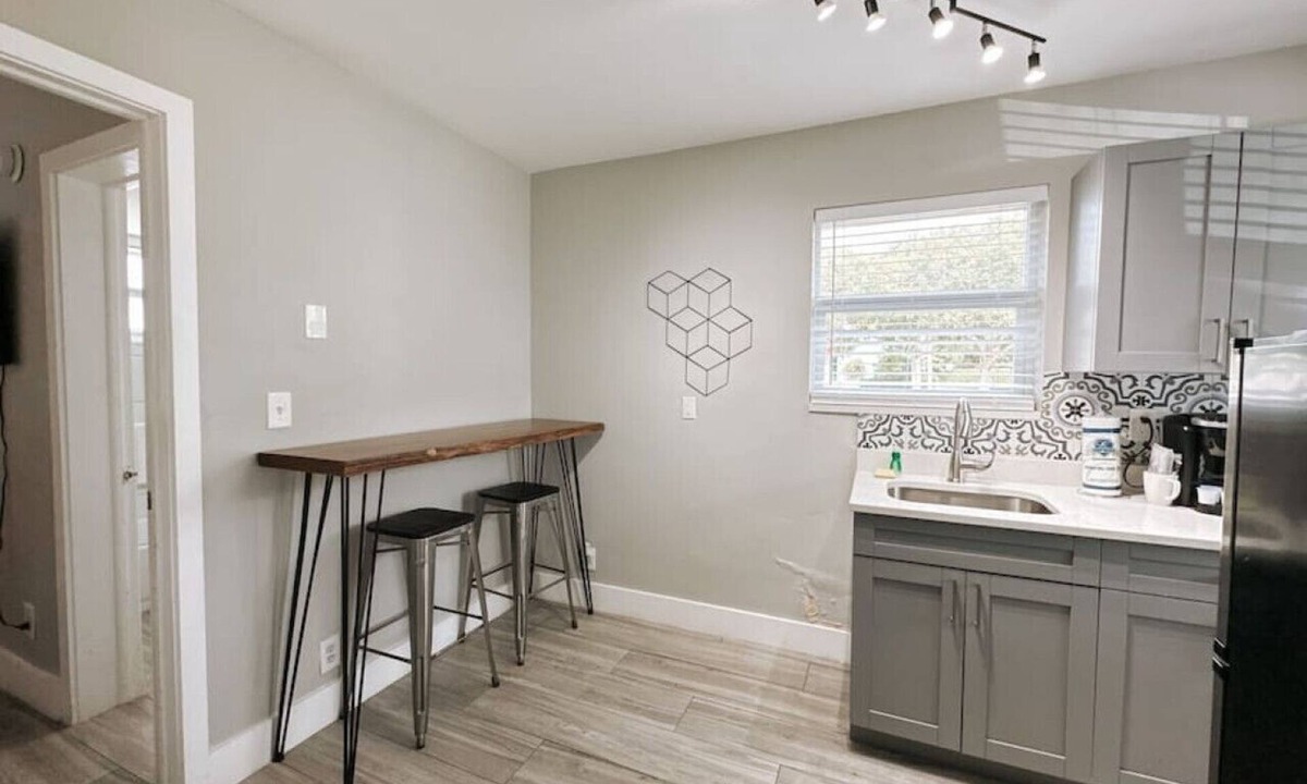 Poinciana Park Apartment | Rustic Retreats: 1BR for 4 guests minutes from Las Olas
