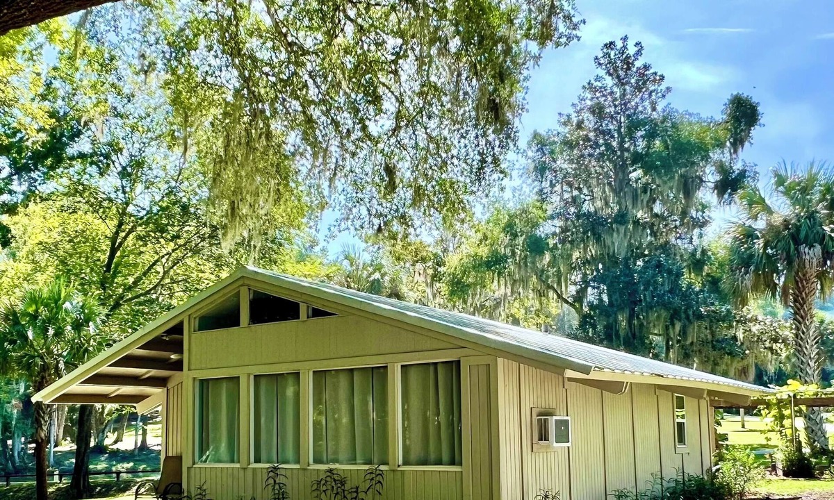 Satsuma Cabin | Rustic River Cabin - Shell Harbour on the St Johns River - Pet Friendly