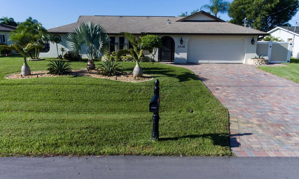 Fort Myers House | Sailboat Gulf Access Heated Pool Home with 3 bedrooms and 2 baths