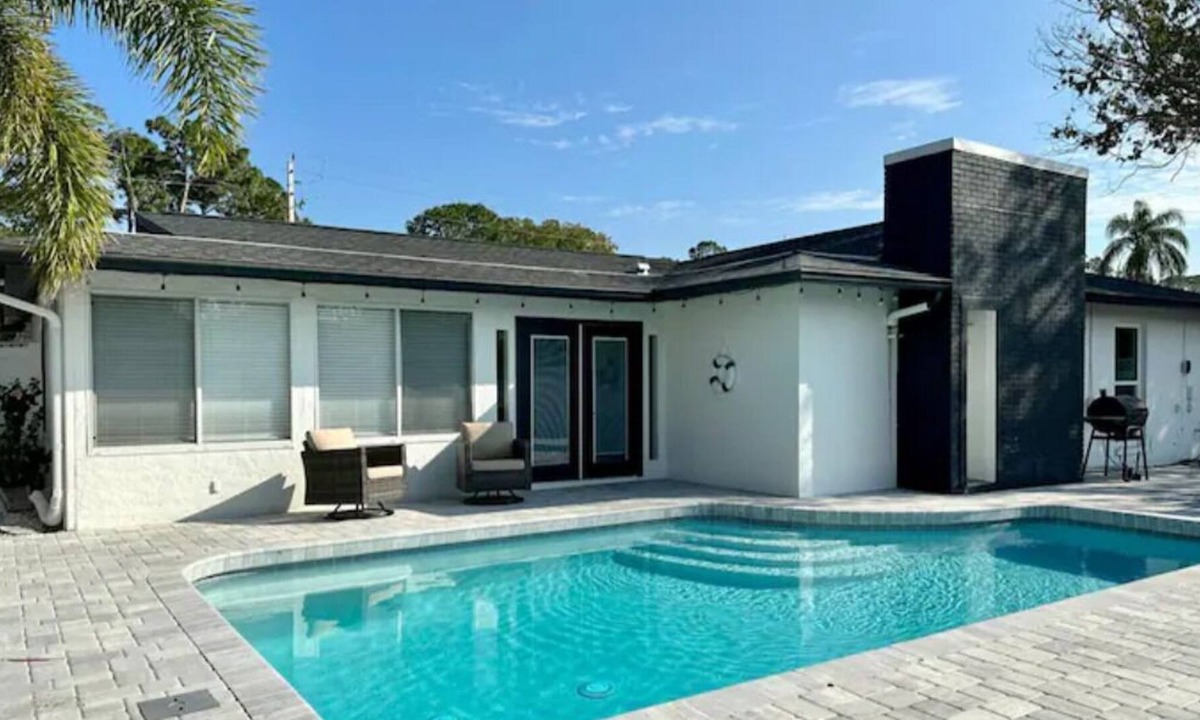 Sarasota Springs House | Salt Life Villa - 3 bedroom 2 bathroom with heated POOL near beaches