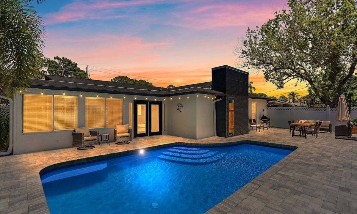 Pinecraft House | Salt Life Villa with heated pool & outdoor dining