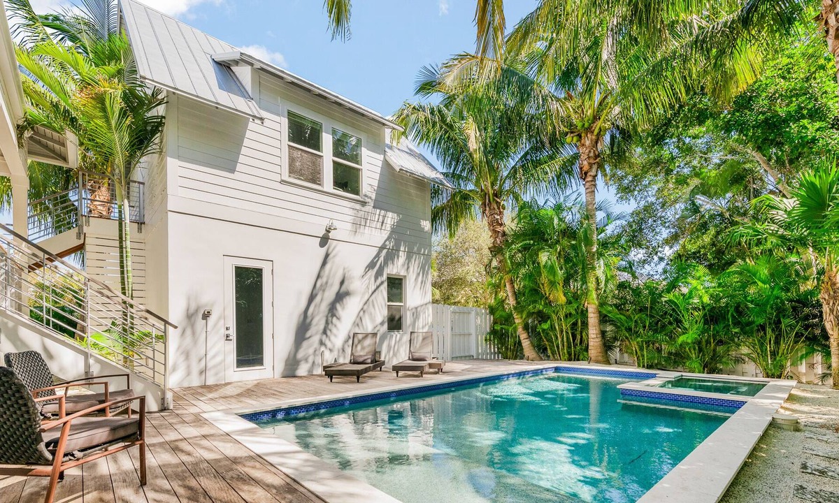 Longbeach Village House | Saltwater Pool and Spa, Private Guest Suite - Livin' La Vida Longboat