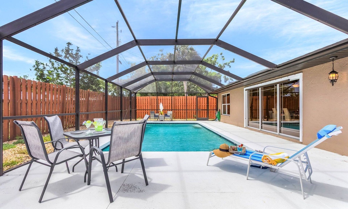 Venice East House | Saltwater Pool, Pet Friendly, Grill and Picnic Table - A Time for Paws - Roelens Vacations