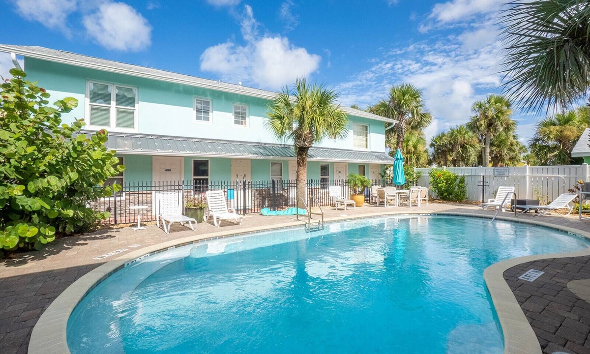 Flagler Beach Condo | Salty Kisses Seaside Condo just steps to the beach and fishing pier