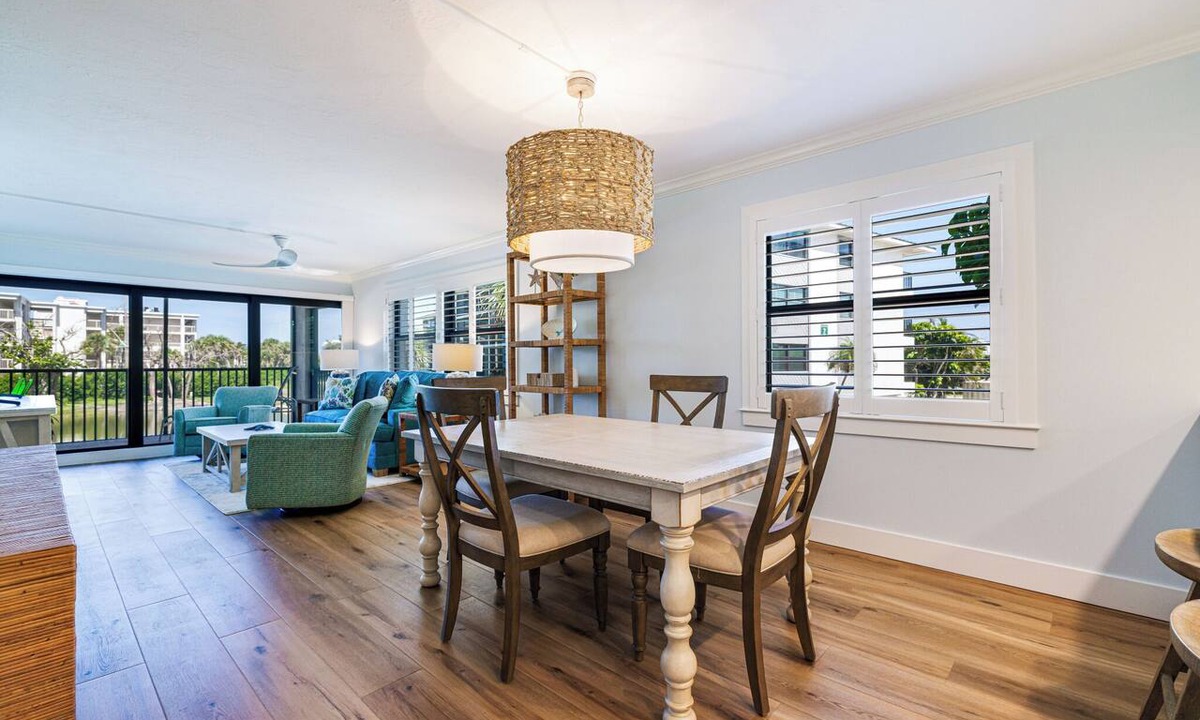 Sanibel Condo | 🌺Sand Pointe 111, End Unit Condo, Gulf View POOL NOT OPERATIONAL🐟