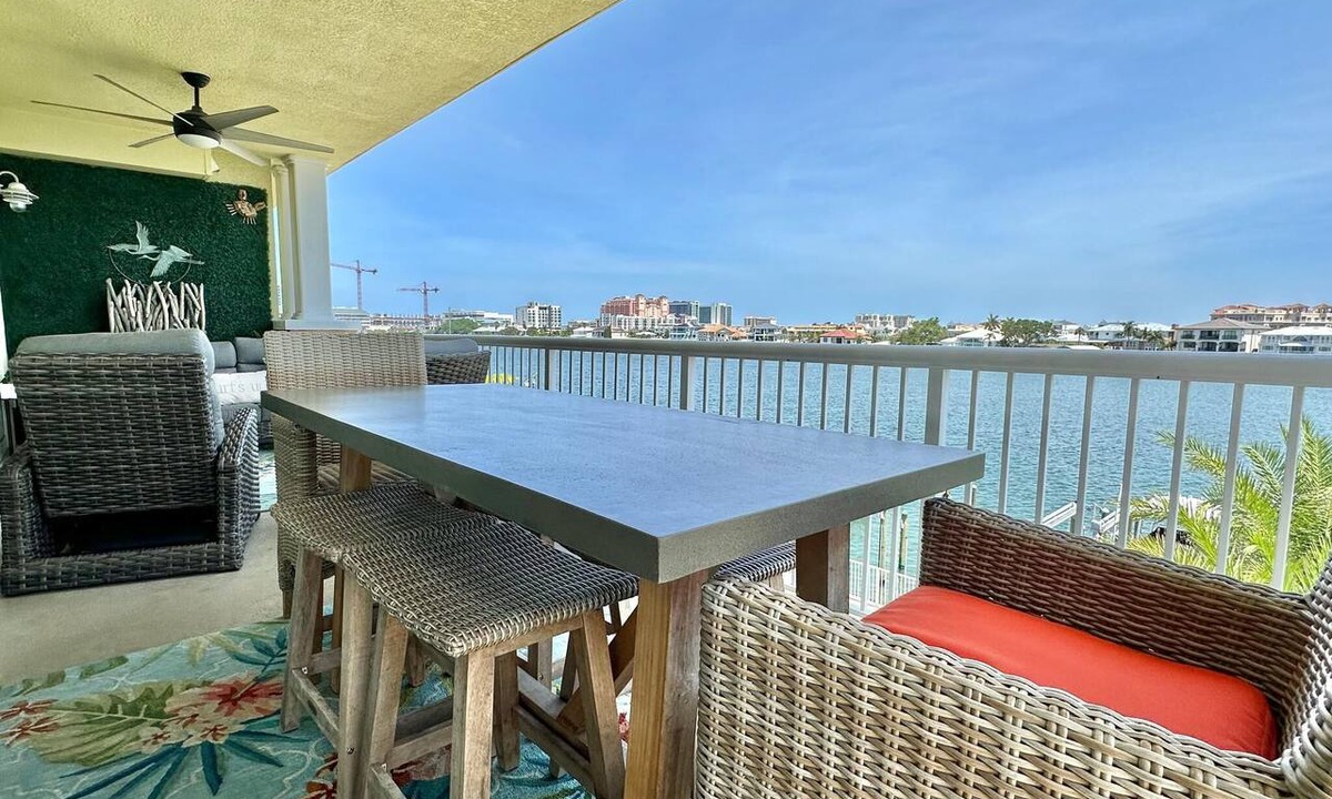 Clearwater Beach Condo | Sandpiper's Cove 303 Waterfront 3 Bedroom 2 Bathroom - Sandpiper's Cove