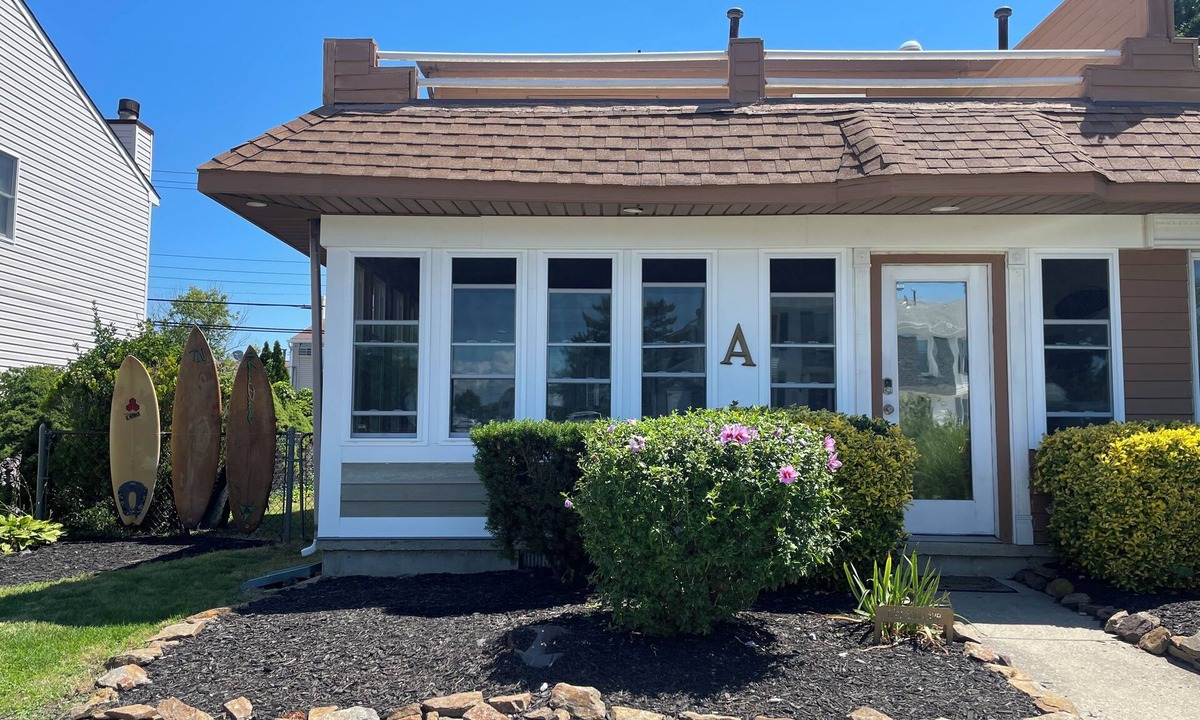 Southend House | Sandy toes Coastal Getaway-walk to the beach! #beach#surf#barrierisland#outlets