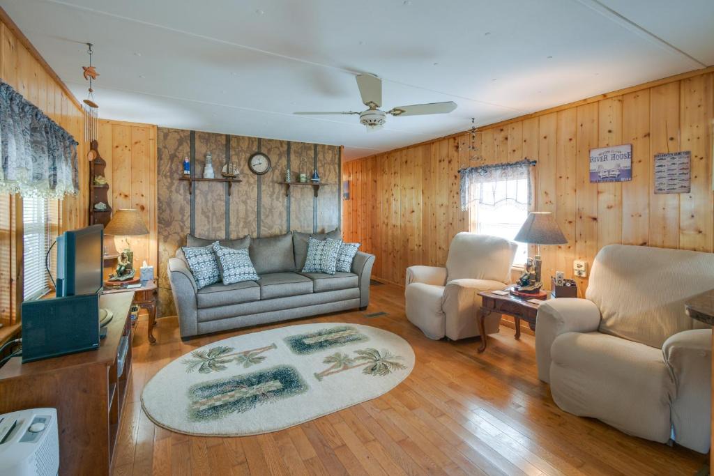 Satsuma House | Satsuma Home with Fire Pit and Dunns Creek Access!