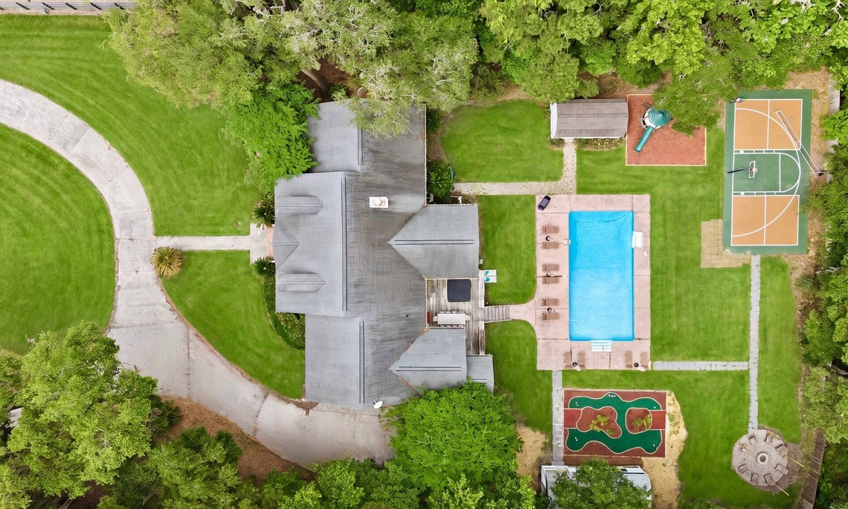 Savannah House | Savannah Luxury: Pool, Golf Simulator, Mini Golf, Karaoke and Game Room