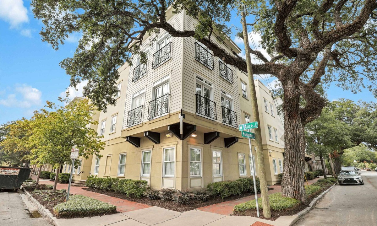 Old West Broad Neighborhood Condo | Savannah Residences|Private Parking|4BR/4BA