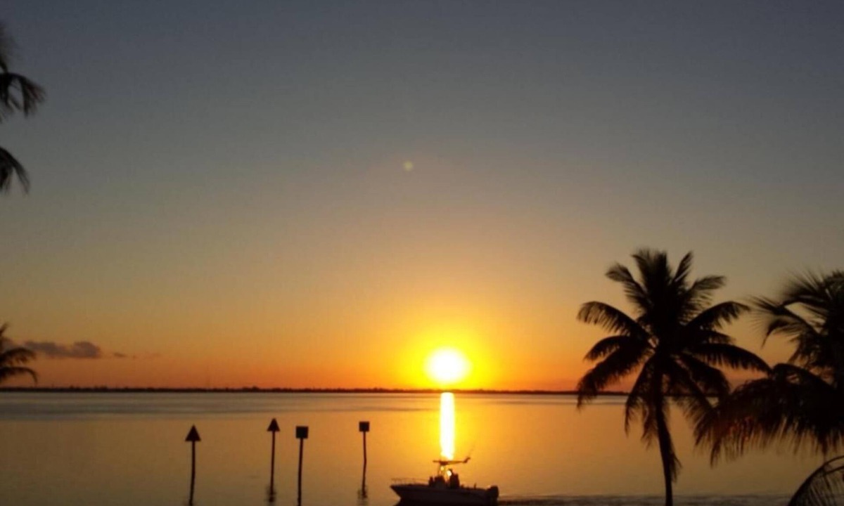 Cudjoe Key House | SAVE BIG $ JULY/AUG. WATERFRONT 4 BIKES & 2-2 PERSON KAYAKS. KING & QUEEN BEDS