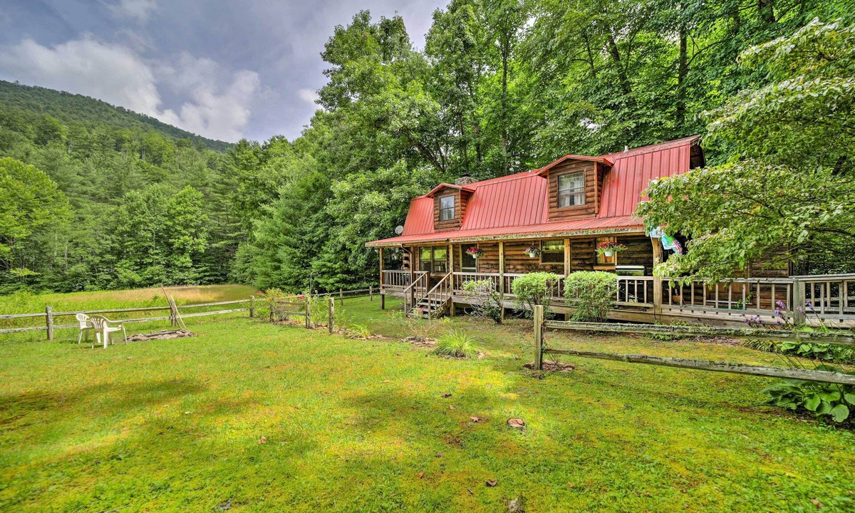 Highlands Cabin | Scenic Creekside Cabin w/Wraparound Porch!